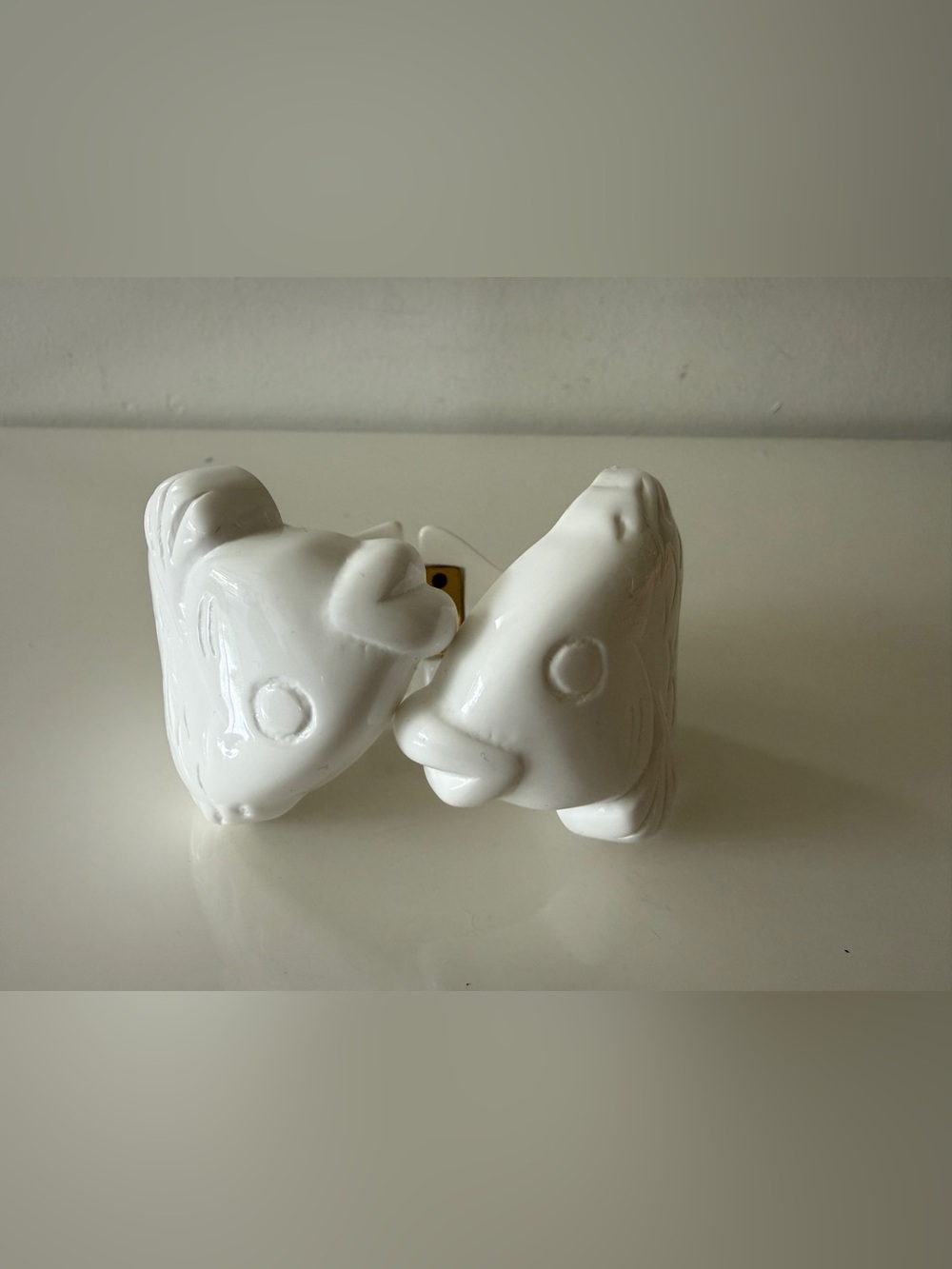 ANGELA CAPUTI Hinged Resin Fish Bracelet Bangle Bracelet - White